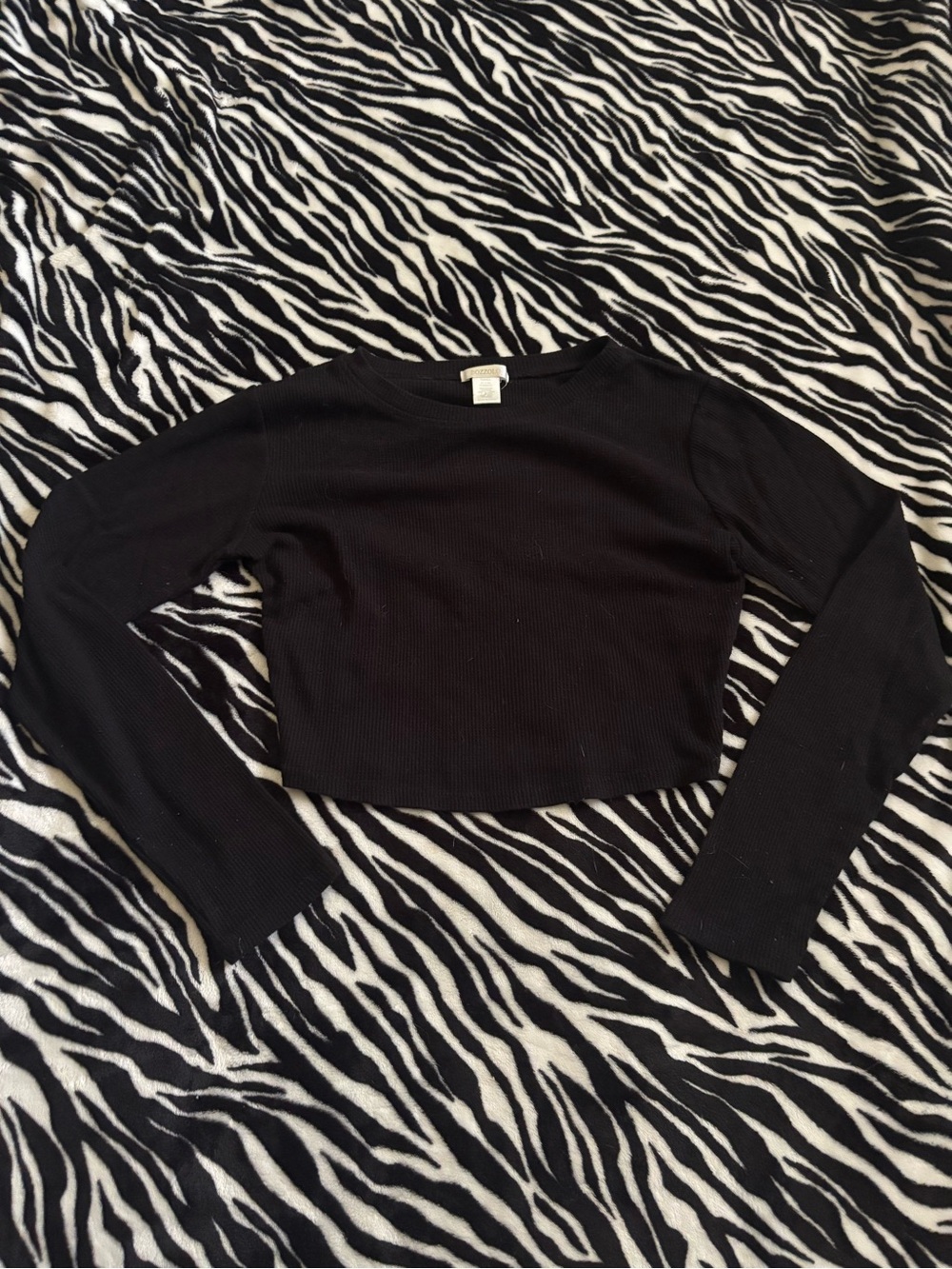 Black Ribbed Long-Sleeve Cropped Top - Women